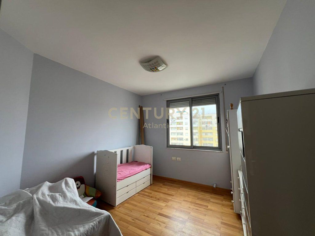 SHITET APARTAMENT 2+1+2 TUALETE DHE 2 BALLKONE TEK ISH URT NE DURRES !