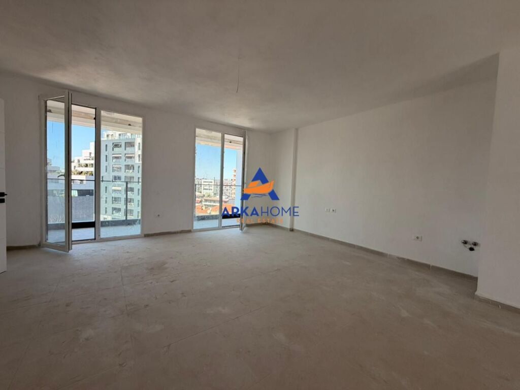 SHITET APARTAMENT 3+1+2+BALLKON "TE FARMACIA 10" 296.000 EURO (I DISKUTUESHEM)