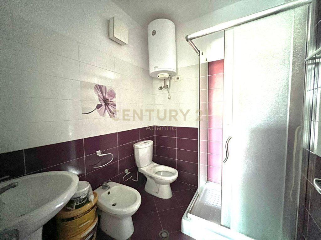 SHITET APARTAMENT 2+1+2 TUALETE DHE 2 BALLKONE TEK ISH URT NE DURRES !