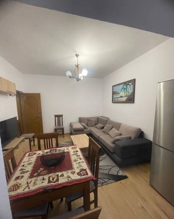 Affittasi 1+1 al Pazari i Ri, vicino a Optika Roma