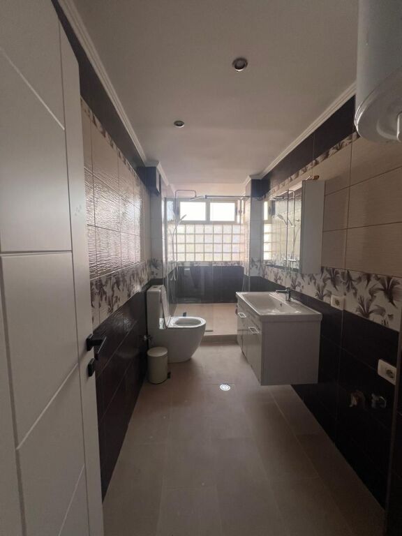 Affittasi 2+1 presso 21 DICEMBRE, di fronte al centro sanitario n. 9, strada principale circondata da vetrine in vetro, ottima possibilità di pubblicità.