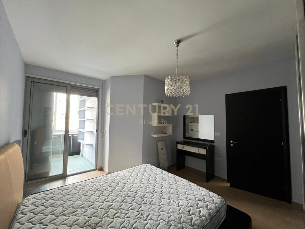 SHITET APARTAMENT 2+1+2 TUALETE DHE 2 BALLKONE TEK ISH URT NE DURRES !