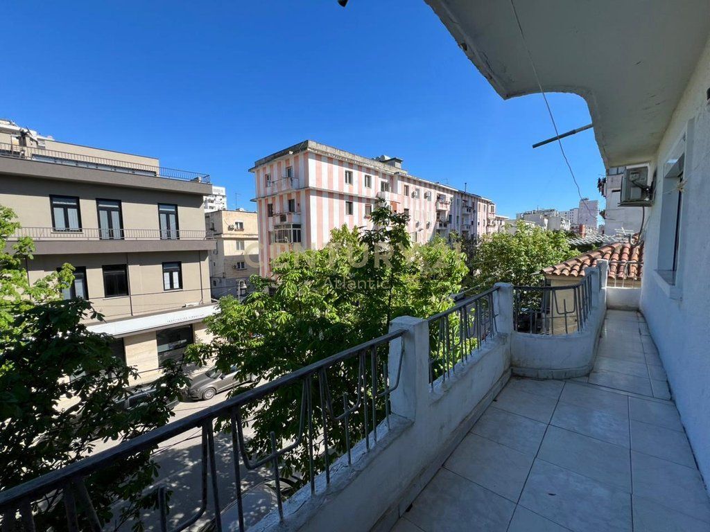 SHITET APARTAMENT 2+1+2 TUALETE PRANE QENDRRES TEK MUZEUMI DURRES !