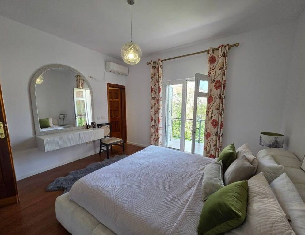 Ofrohet për shitje apartament 1+1 në një nga projektet më moderne dhe prestigjioze në Tiranë, tek United Towers, i pozicionuar përballë Kompleksit Olimpik. Zona është ndër më të kërkuarat për banim dhe investim, falë afërsisë me Parkun e Liqenit dhe aksesit të lehtë me qendrën e qytetit.  Apartamenti organizohet në mënyrë funksionale me:  Ambient ndenje dhe kuzhinë të përbashkët 1 dhomë gjumi 1 tualet Ballkon  Ndodhet në një godinë moderne me standarde të larta ndërtimi, pjesë e një kompleksi multifunksional me rreth 25 kate mbi tokë dhe ambiente shërbimi, parkim nëntokësor dhe administrim të dedikuar. Per me shume informacion na kontaktoni!!