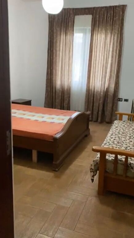 Jepet me qera  garsoniere  me kend gatimi me vete Rruga "Stavri Themeli  Pas globe