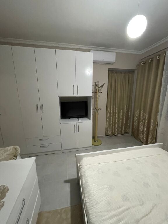 Jepet me qera apartament 1+1, Yzberisht Kompleks Molla Bulevard Migjeni.