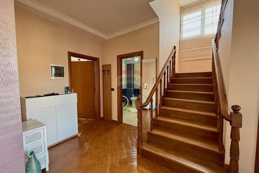 3-storey villa for sale in Sauk!