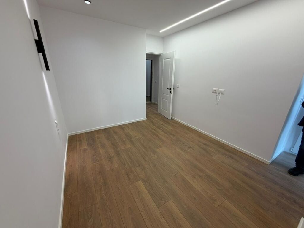📣 SHITET Apartament 1+1 📍 Prane 21-Dhjetorit ✨   🏢 Ndertim i Ri (Me Ashensor)  📐 Siperfaqe Bruto 54 m2  📐 Siperfaqe Neto 46 m2  🛋️ Totalisht i Restauruar   💶 Cmimi 155.000 Euro