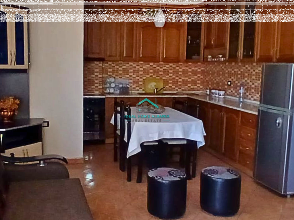 APARTAMENT 2+1 ME QERA – RRUGA E CIPAJVE, VLORË