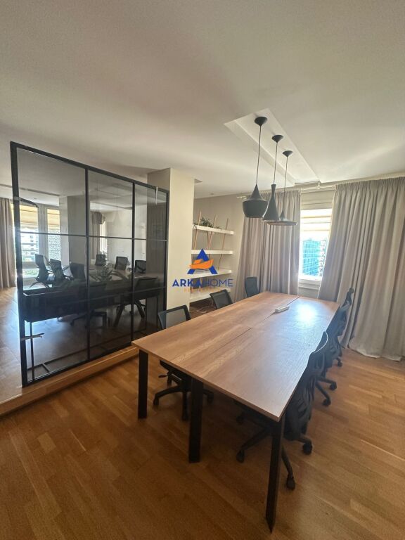 JEPET ZYRE ME QERA 140M2 "RRUGA BRIGADA E 8" 2900 EURO