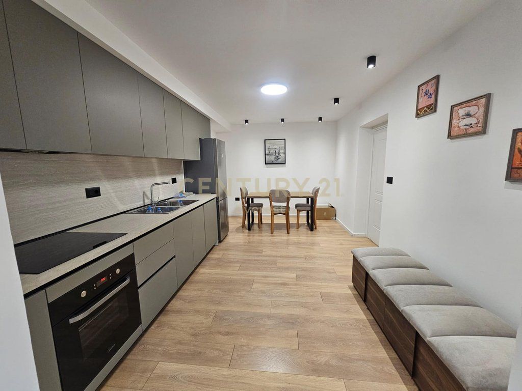 KOMISARIATI NR.4 - APARTAMENT 1+1 PER QIRA