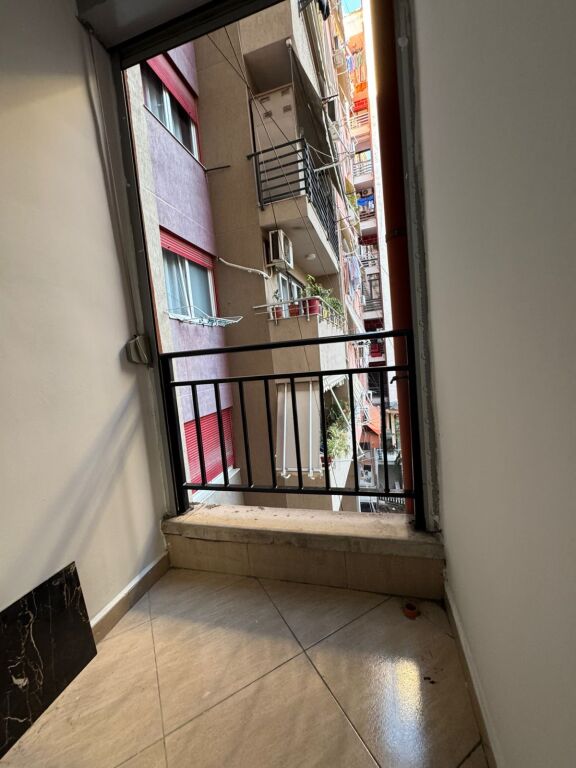 VENDESI APPARTAMENTO 3+1+2 – ASTIR (ALL'INCROCIO ROTONDA, VICINO AL BAR HARRLI, DI FRONTE A GENIUS)