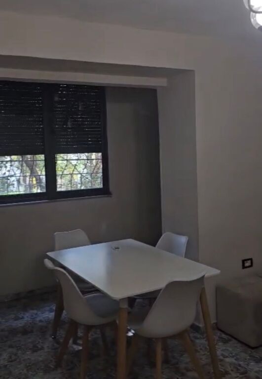 Appartamento 2+1 vicino al Liceo Ismail Qemali!