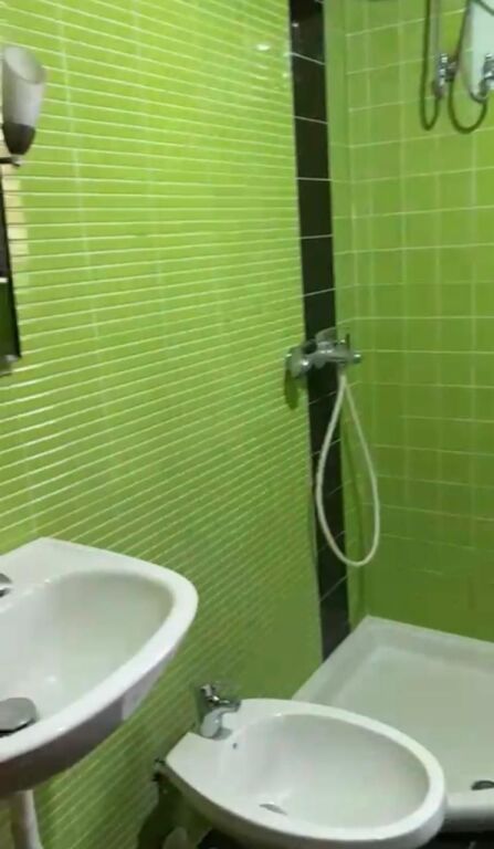 Jepet me qera garzoniere, Rruga Stavri Themeli pas Globe