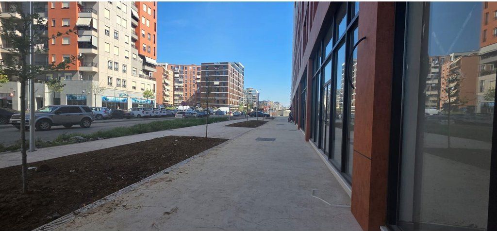 Jepet me qira ambient komercial në Astir ne buze rruge!