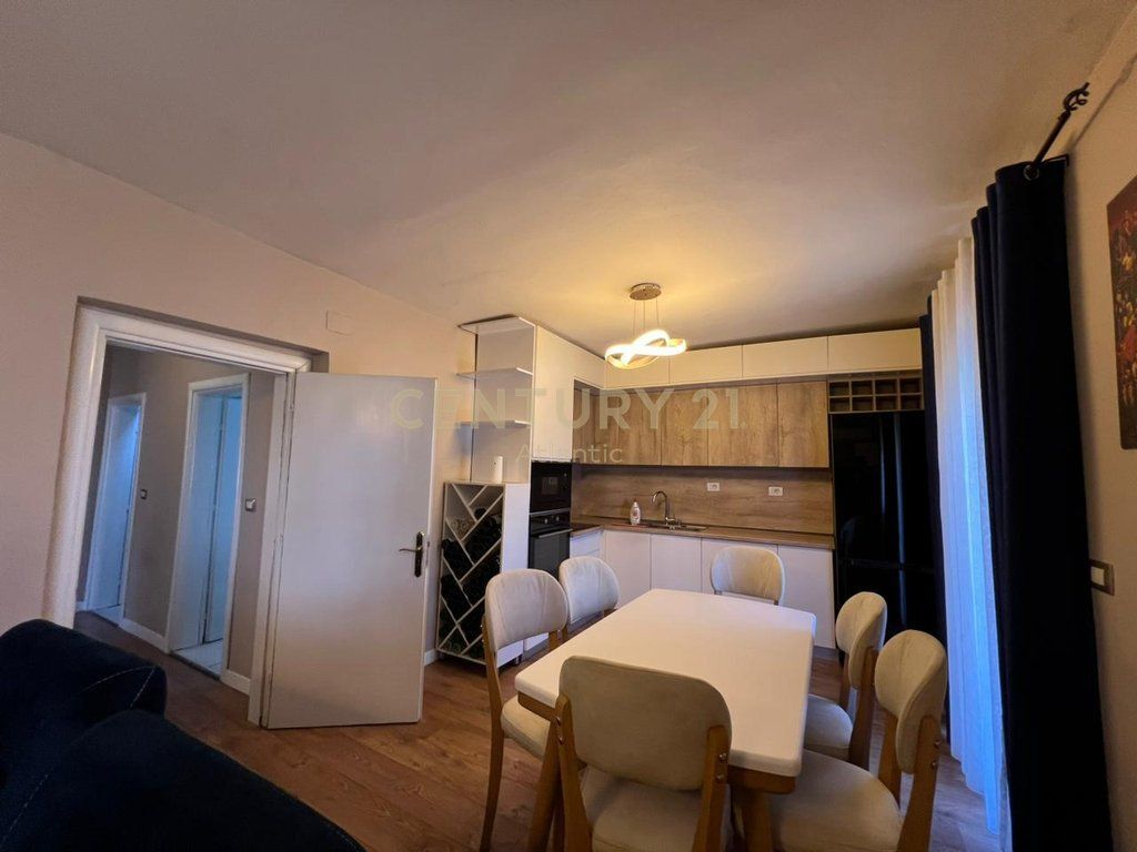 SHITET APARTAMENT 2+1+2 TUALETE PRANE QENDRRES TEK MUZEUMI DURRES !