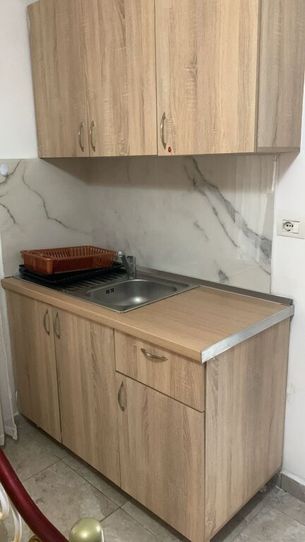 APARTAMENT 1+1. 25000 LEKE.QYTET STUDENTI.KOMISARIATI I POLICISE.