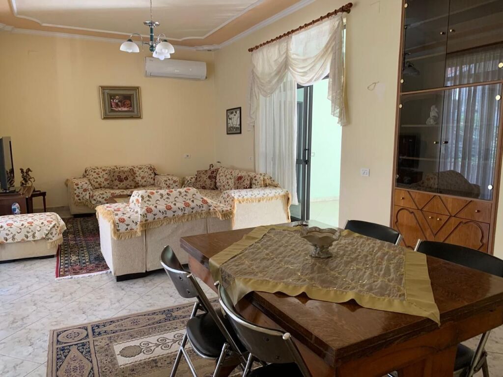 Jepet me qera apartament 2+1+1, Rruga Filip Shiroka 200 m larg shkolles “MREKULLIA”, Porcelan
