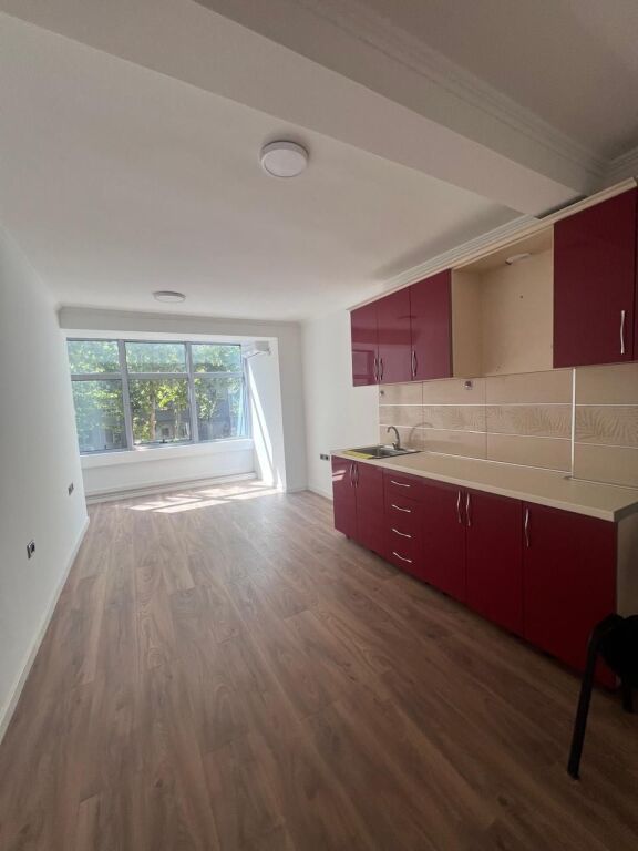 Affittasi 2+1 presso 21 DICEMBRE, di fronte al centro sanitario n. 9, strada principale circondata da vetrine in vetro, ottima possibilità di pubblicità.