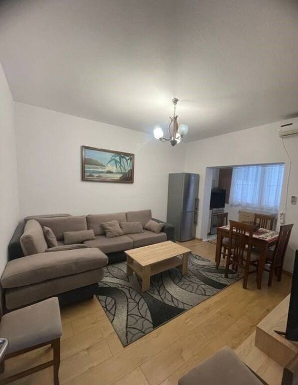 Affittasi 1+1 al Pazari i Ri, vicino a Optika Roma