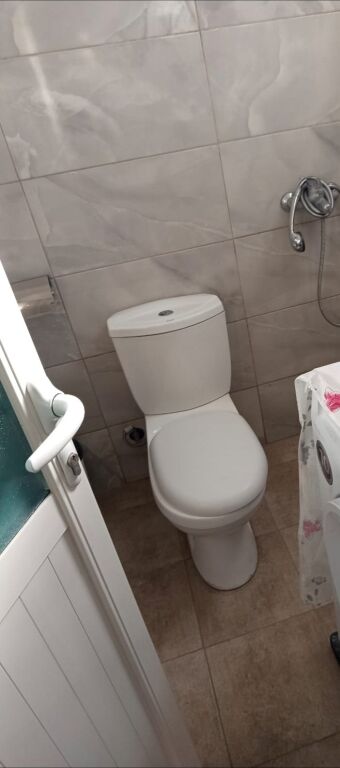 APARTAMENT 1+1. 25000 LEKE.QYTET STUDENTI.KOMISARIATI I POLICISE.