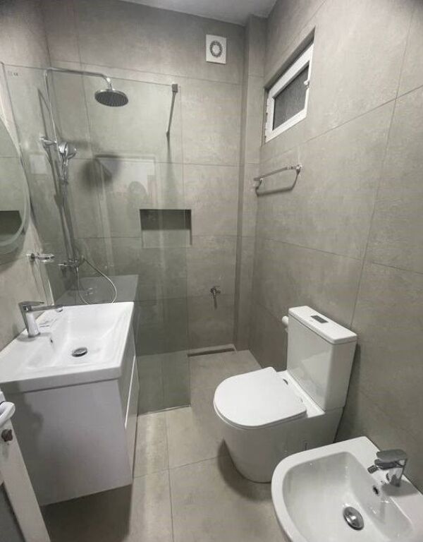 Affittasi 1+1 al Pazari i Ri, vicino a Optika Roma