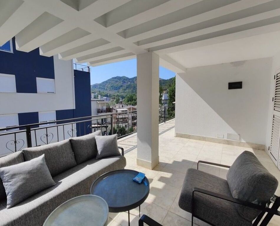 Ofrohet për shitje apartament 1+1 në një nga projektet më moderne dhe prestigjioze në Tiranë, tek United Towers, i pozicionuar përballë Kompleksit Olimpik. Zona është ndër më të kërkuarat për banim dhe investim, falë afërsisë me Parkun e Liqenit dhe aksesit të lehtë me qendrën e qytetit.  Apartamenti organizohet në mënyrë funksionale me:  Ambient ndenje dhe kuzhinë të përbashkët 1 dhomë gjumi 1 tualet Ballkon  Ndodhet në një godinë moderne me standarde të larta ndërtimi, pjesë e një kompleksi multifunksional me rreth 25 kate mbi tokë dhe ambiente shërbimi, parkim nëntokësor dhe administrim të dedikuar. Per me shume informacion na kontaktoni!!