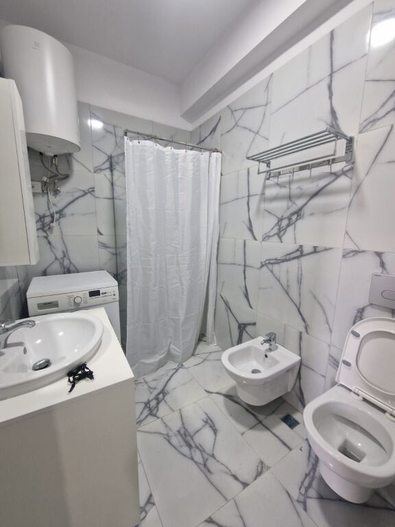 🏡 SHTËPI ME QERA – Rruga e Kavajës (përballë Delijorgjit)