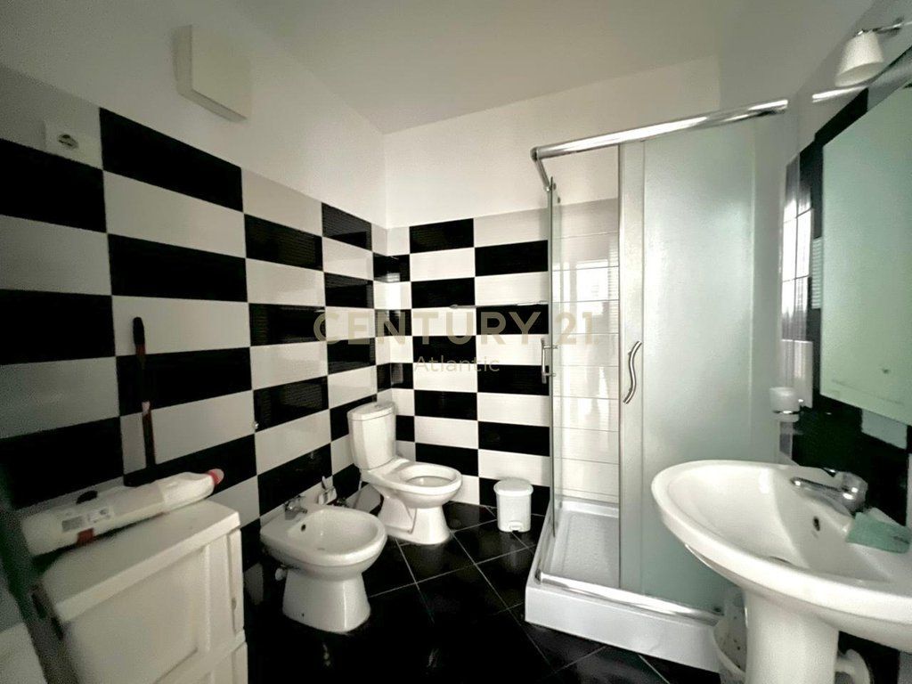 SHITET APARTAMENT 2+1+2 TUALETE DHE 2 BALLKONE TEK ISH URT NE DURRES !