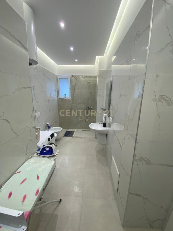 Apartament për Shitje – Vija e Parë me Detin, Pamje Anësore – Mali Robit,