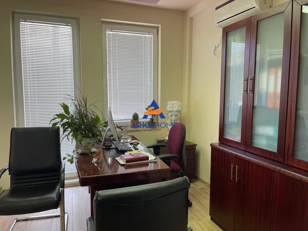 JEPET ZYRË ME QERA 120M2 "NË QENDËR TË TIRANËS, PRANË TAIVANIT" 160.000 LEKE