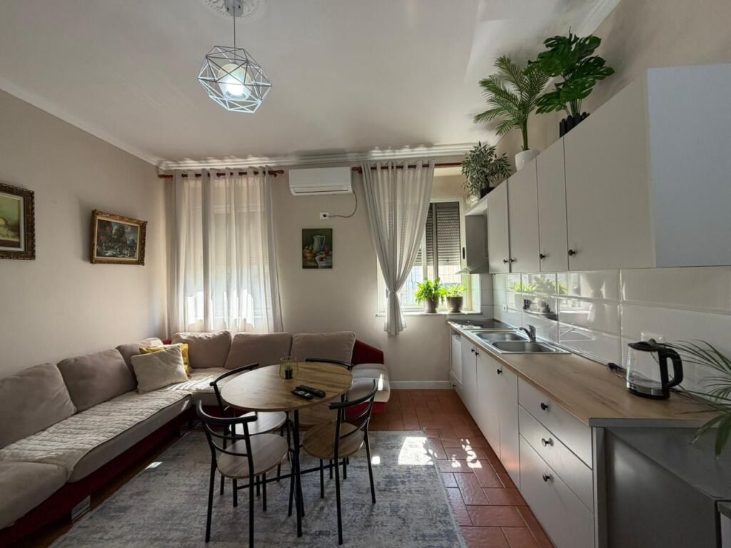 Appartamento 2+1 in affitto vicino all'Hotel Colosseo in Via Durazzo.