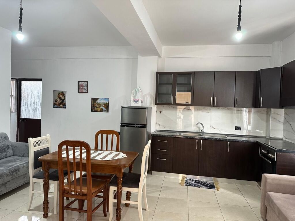 🏡 Qera Kati i parë i një vile–📍 Zona: 5 Maj 🏠 Tipologjia: 1+1