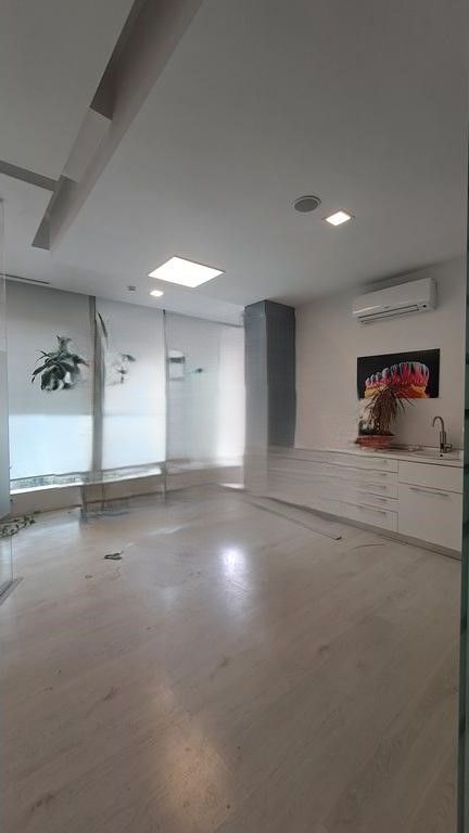 Ambient buzë rruge për qira pranë Gjimnazit Petro Nini