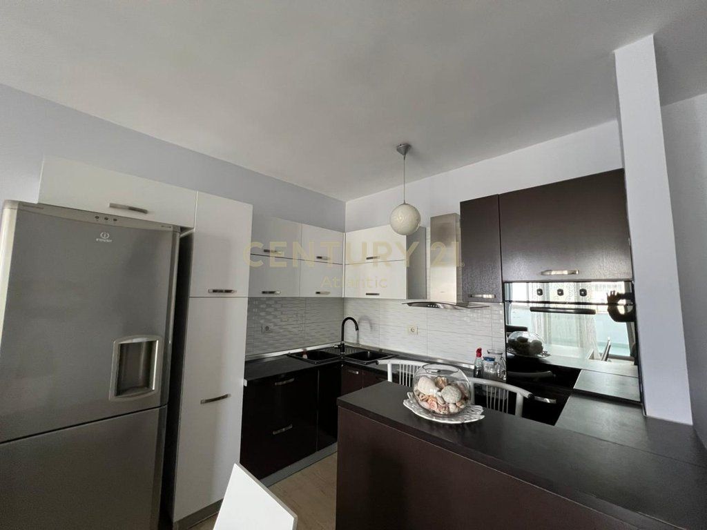 SHITET APARTAMENT 2+1+2 TUALETE DHE 2 BALLKONE TEK ISH URT NE DURRES !