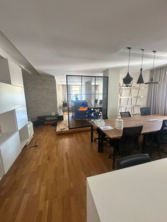 JEPET ZYRE ME QERA 140M2 "RRUGA BRIGADA E 8" 2900 EURO