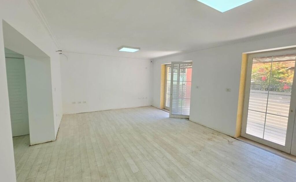 Locale commerciale in affitto, Mozaiku di Tirana, 21 Dicembre