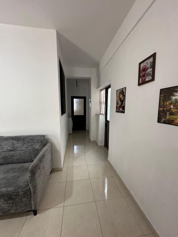 🏡 Qera Kati i parë i një vile–📍 Zona: 5 Maj 🏠 Tipologjia: 1+1