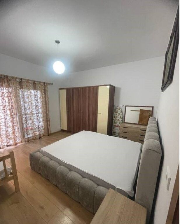 Affittasi 1+1 al Pazari i Ri, vicino a Optika Roma