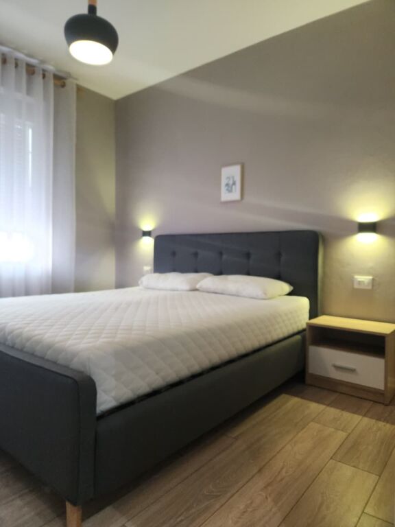 🏢Ne zonen e Myslym Shyrit,jepet me qera apartament 1+1,i mobiluar. 65,000Leke