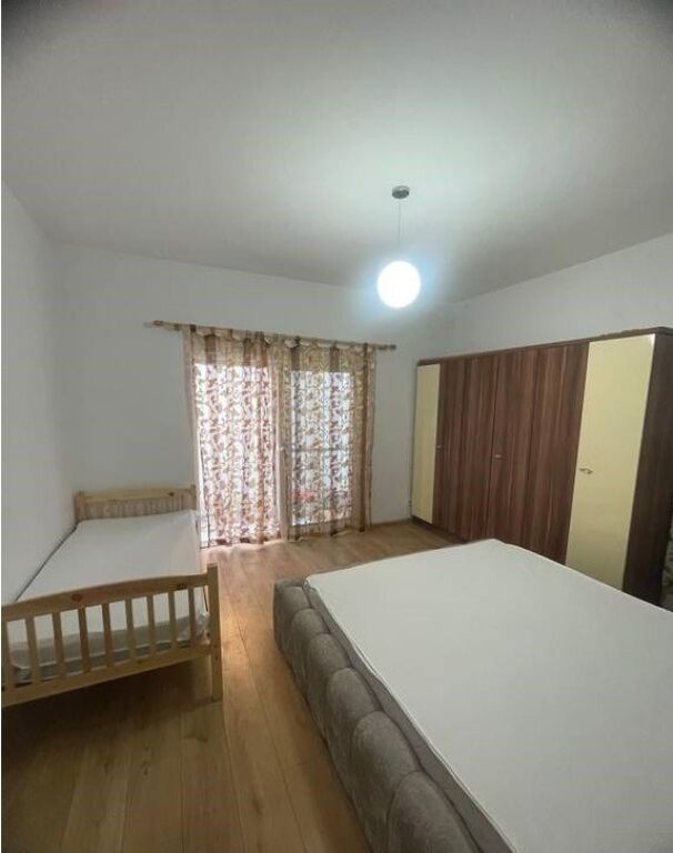 Affittasi 1+1 al Pazari i Ri, vicino a Optika Roma