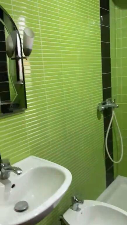 Jepet me qera  garsoniere  me kend gatimi me vete Rruga "Stavri Themeli  Pas globe