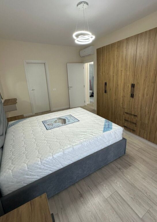 Jepet me qera apartament 2+1 + verandë tek Liqeni i Thatë