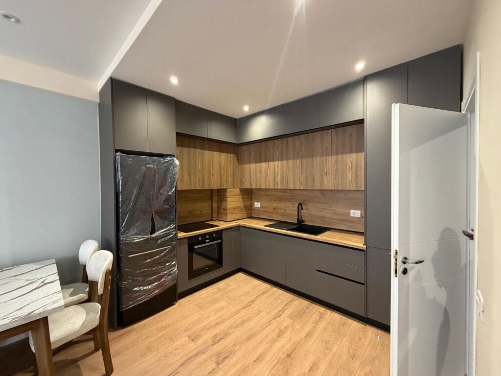 Jepet me qera apartament 1+1 + 🅿️📍 Astir, Kompleksi Urban Gate  ✔️ Kati 5✔️  Pallat me ashensor✔️  I mobiluar✔️  Ambient i bollshëm dhe i organizuar mirë✔️  Përfshihet vend parkimi  💰 Çmimi:  50.000 leke    📞 Për më shumë informacion ose vizitë, kontaktoni