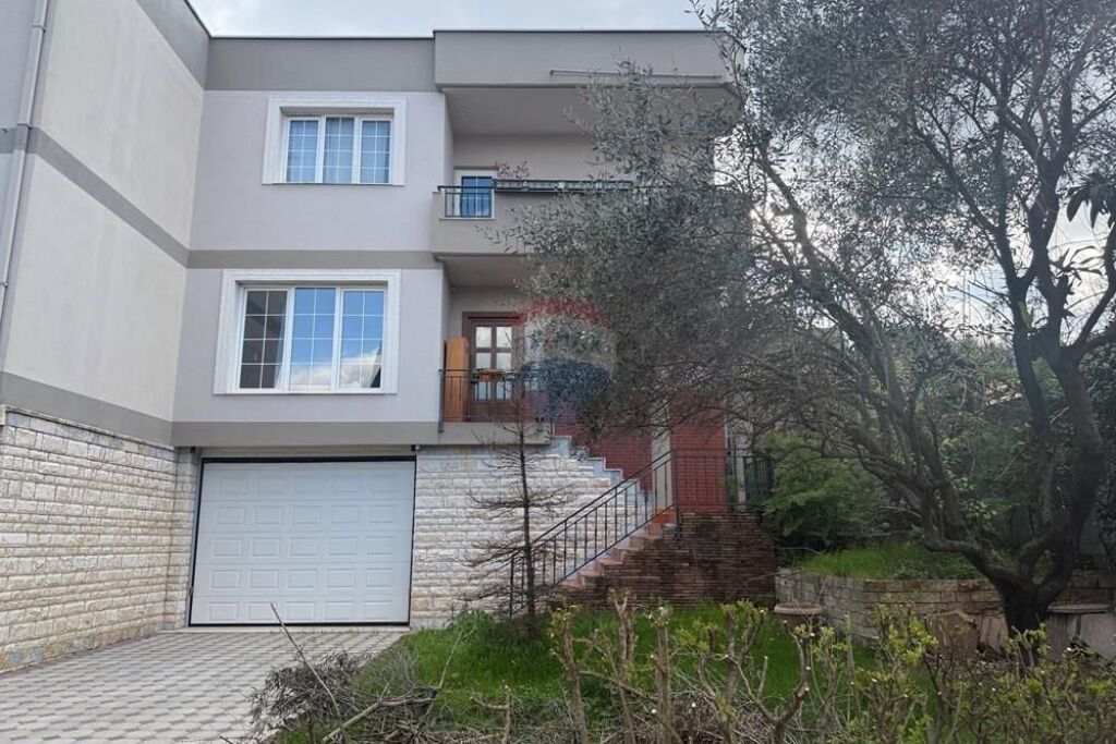 3-storey villa for sale in Sauk!