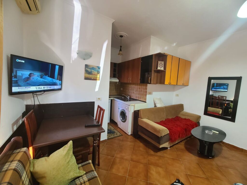 Vetem 5 minuta large nga Bulevardi i Ri garsonier i mire kompletuar plus internet.