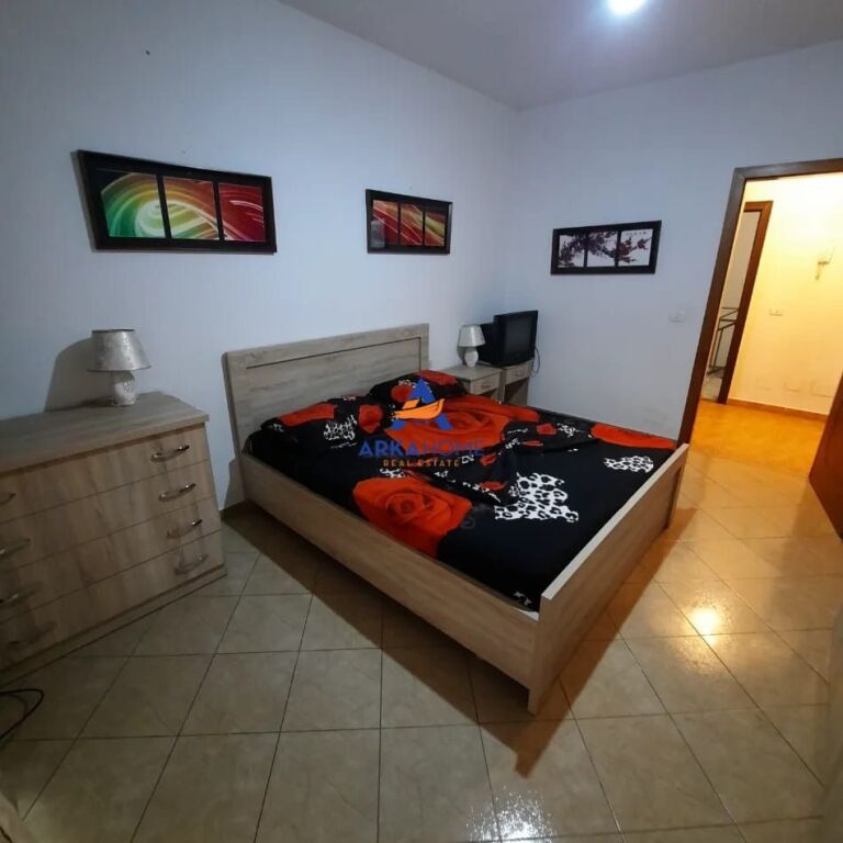 SHITET APARTAMENT 1+1+BALLKON "PRANE TREGUT TE MEDRESES , RRUGA 5 MAJ" 12000000 LEKE