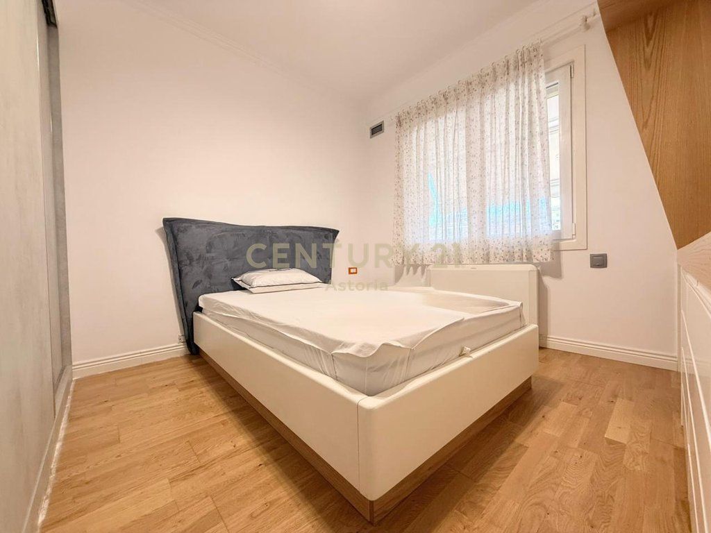 Appartamento moderno 3+1+2 con 2 posti auto nella zona del Comune di Parigi