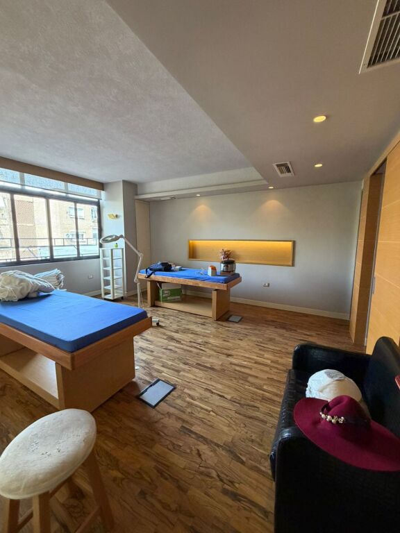 Jepet me qira ambient biznesi 🌿 Rruga federik xhaijko    Ambient i përshtatshëm për qendër estetike, klinikë dentare, apo qendër masazhi.  📍 Sipërfaqe: 115 m² 🏢 Organizimi: 5 dhoma 🚿 Facilitete:  • 2 dhoma me sauna dhe dushe  • 2 tualete  • Sistem ngrohje dhe audio qendrore  ✔️ Ambienti është totalisht i investuar dhe gati për përdorim.kati 1   💰 Çmimi: 1200 €/muaj (i diskutueshëm)