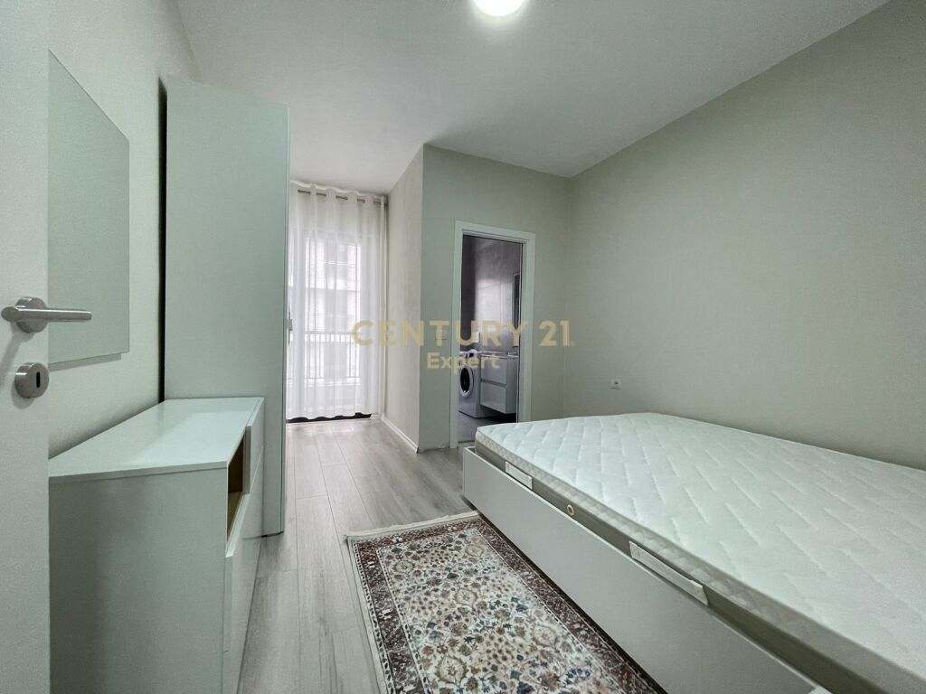 JAPIM APARTAMENT 2+1+2 ME POST PARKIMI ME QIRA NE RRUGEN E DURRESIT !